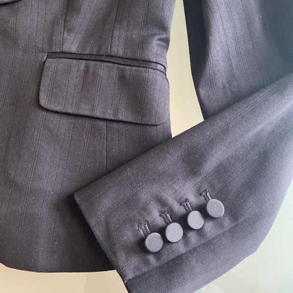 Like NEW Ann Taylor Black Blazer Size 0P - Picture 3 of 6